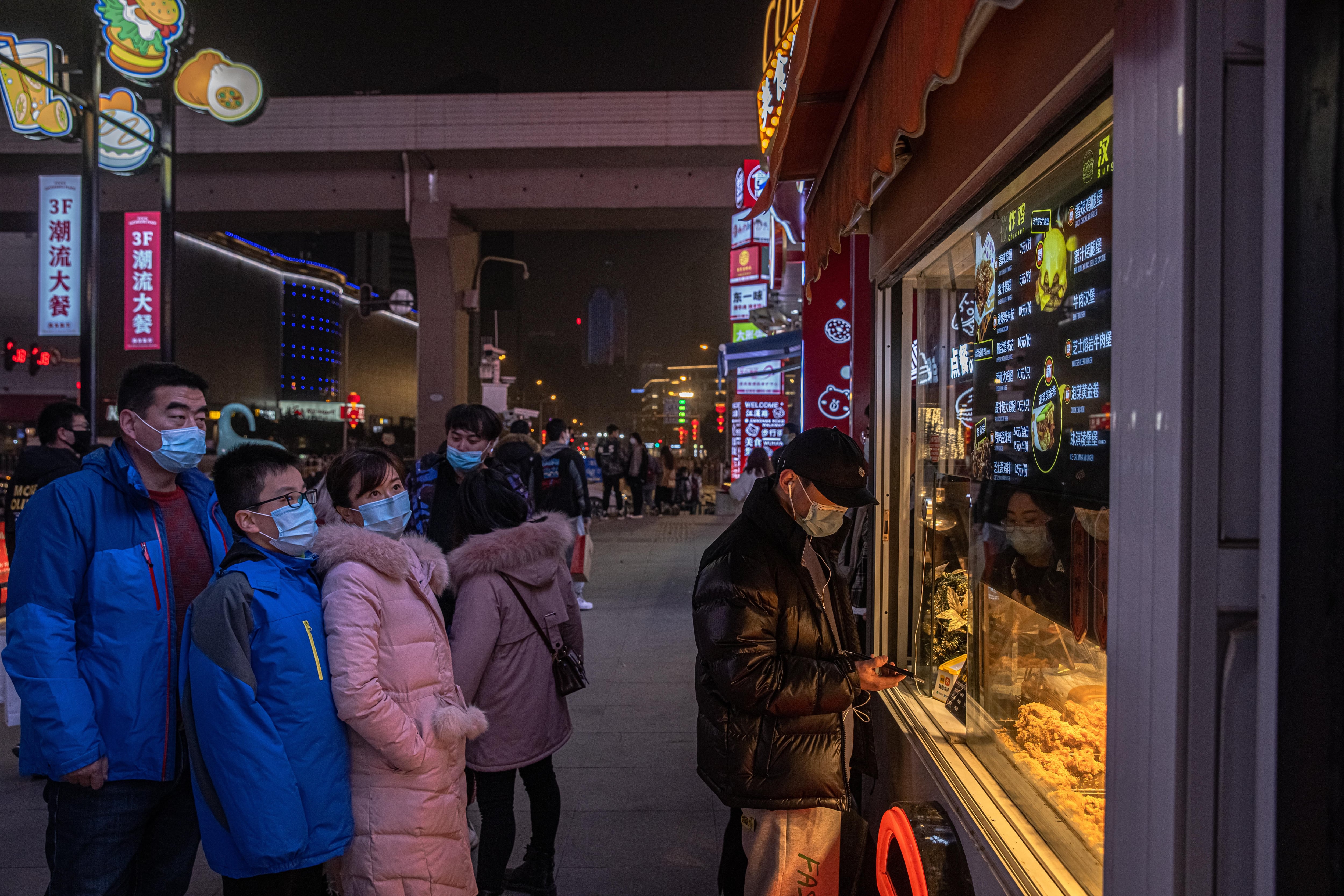 En resumen, la Oficina Nacional de Estadísticas (NBS) reveló que el gasto en alimentos (excluyendo comidas fuera del hogar, alcohol y tabaco, con los que a menudo se agrupan) representaron el 17,2% del consumo de los hogares el año pasado. La cifra equivalente en Estados Unidos fue inferior al 8%. (Foto: Roman Ripley / EFE)