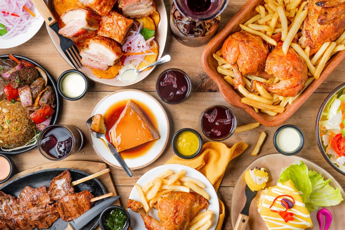 La carta de Donde Walter combina tradición e innovación: desde su clásico pollo a la leña y el emblemático “pallenarse”, hasta propuestas recientes como el chaufa amazónico, las costillas ahumadas y piqueos criollos. Foto: Cortesía.