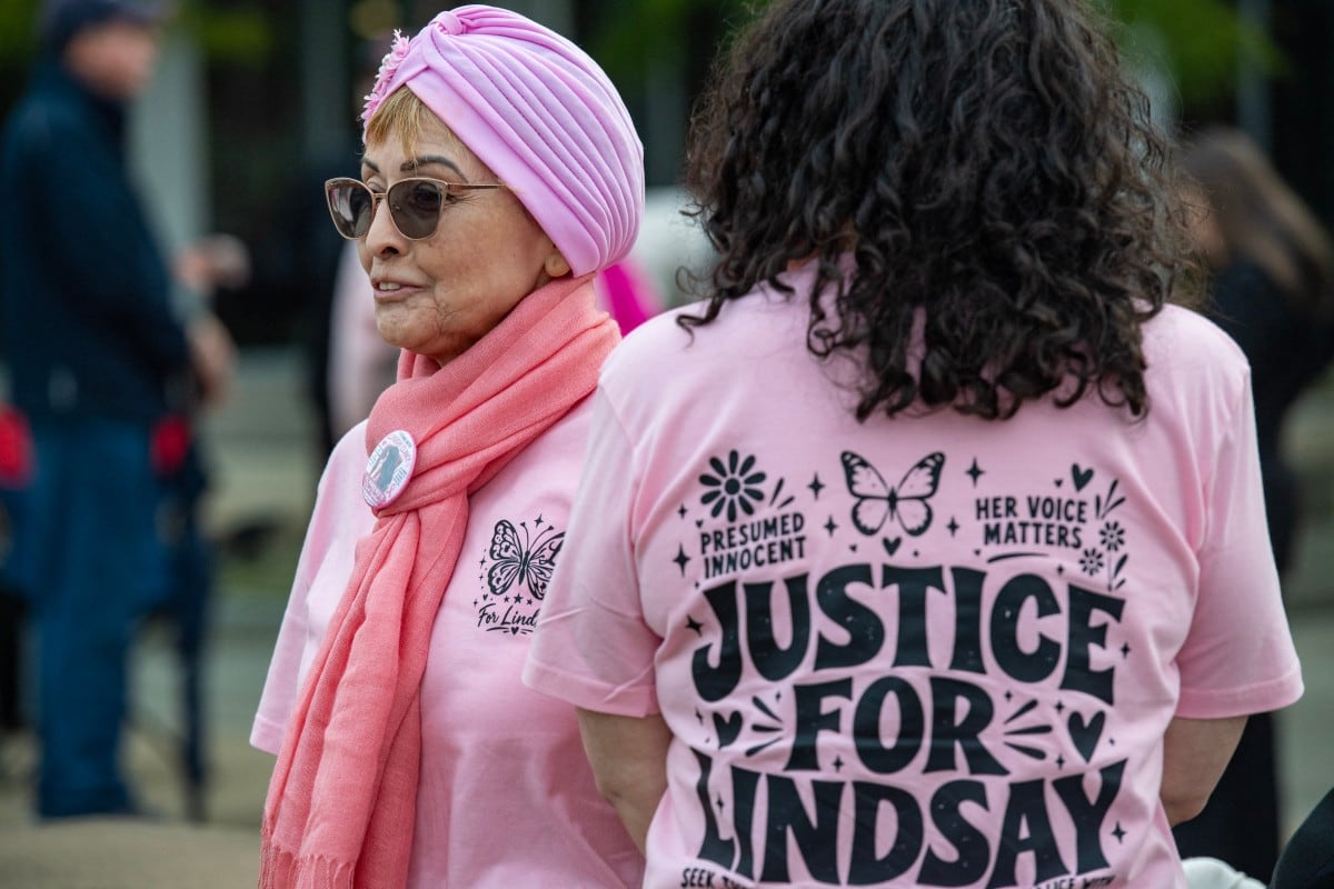 Partidarios de Lindsay Clancy se reúnen frente al Tribunal Superior del condado de Plymouth, en Plymouth, Massachusetts, el 29 de septiembre de 2026. Lindsay Clancy comparece ante el tribunal por primera vez desde que el juez declarara la anulación del juicio el 4 de septiembre, tras no lograr el jurado un veredicto unánime en el sonado caso de Clancy, una mujer estadounidense que mató a sus tres hijos pequeños. (Foto de Joseph Prezioso / AFP)