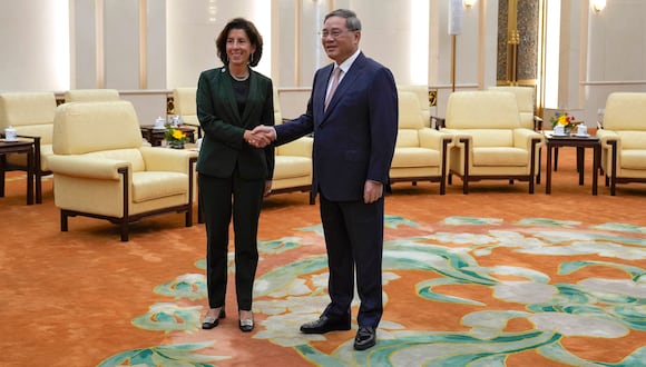 Beijing (China), 29/08/2023.- US Commerce Secretary Gina Raimondo (L) shakes hands with Chinese Premier Li Qiang before their meeting at the Great Hall of the People in Beijing, China, 29 August 2023. EFE/EPA/ANDY WONG/POOL
