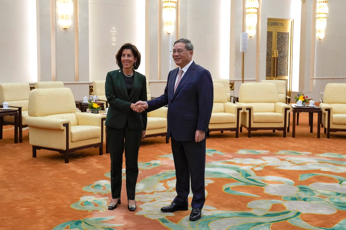 Beijing (China), 29/08/2023.- US Commerce Secretary Gina Raimondo (L) shakes hands with Chinese Premier Li Qiang before their meeting at the Great Hall of the People in Beijing, China, 29 August 2023. EFE/EPA/ANDY WONG/POOL