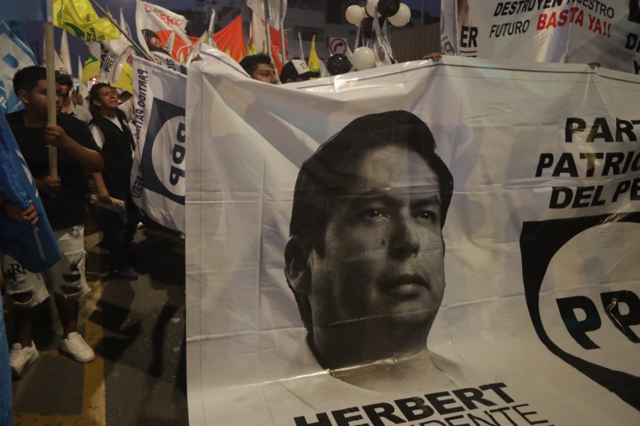 Simpatizantes de los partidos políticos participantes del debate presidencial de hoy llegan a los exteriores del centro de convenciones. Fotos: Julio Reaño/@photo.gec