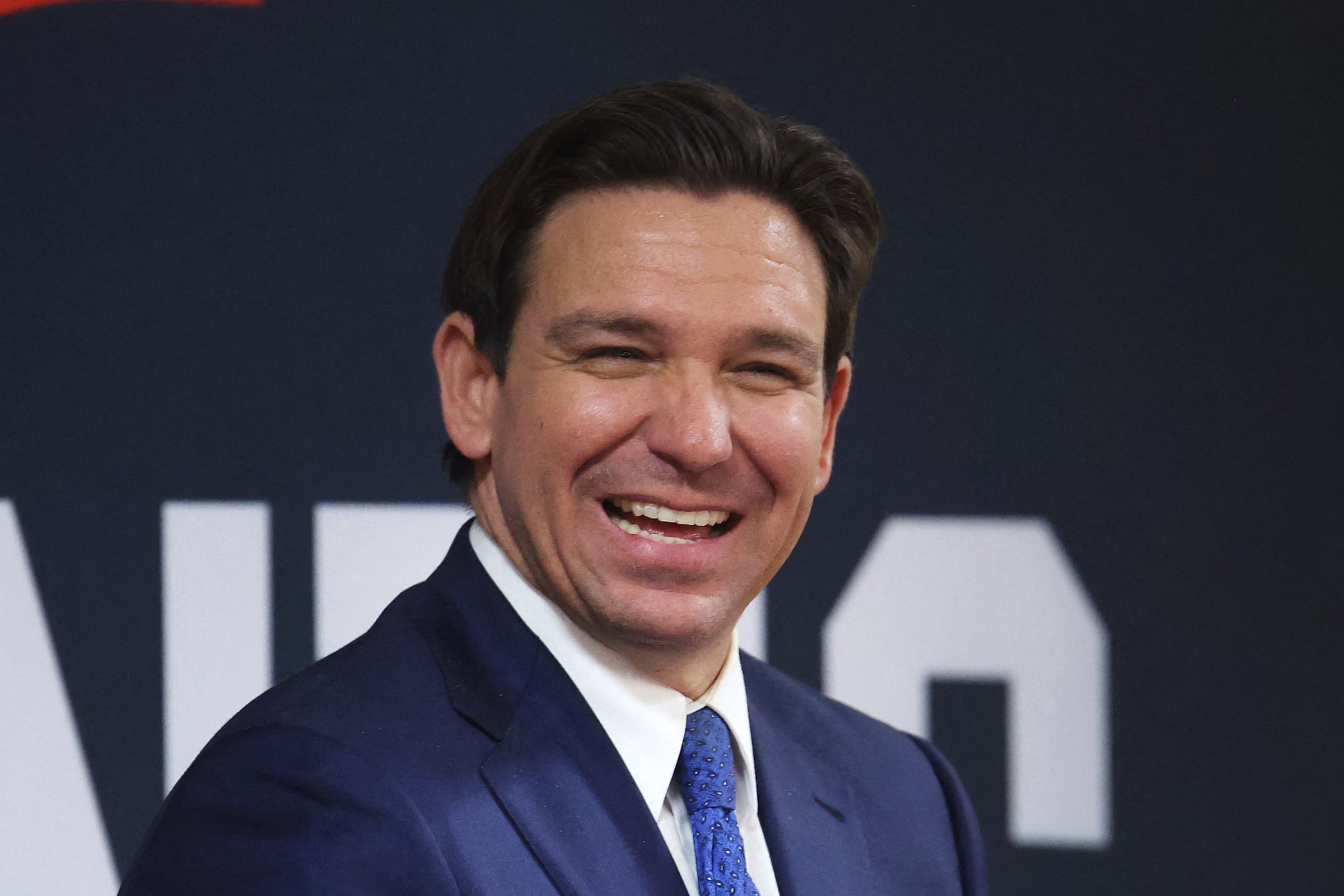 El gobernador Ron DeSantis dio detalles sobre esta entrega de dinero (Foto: AFP)