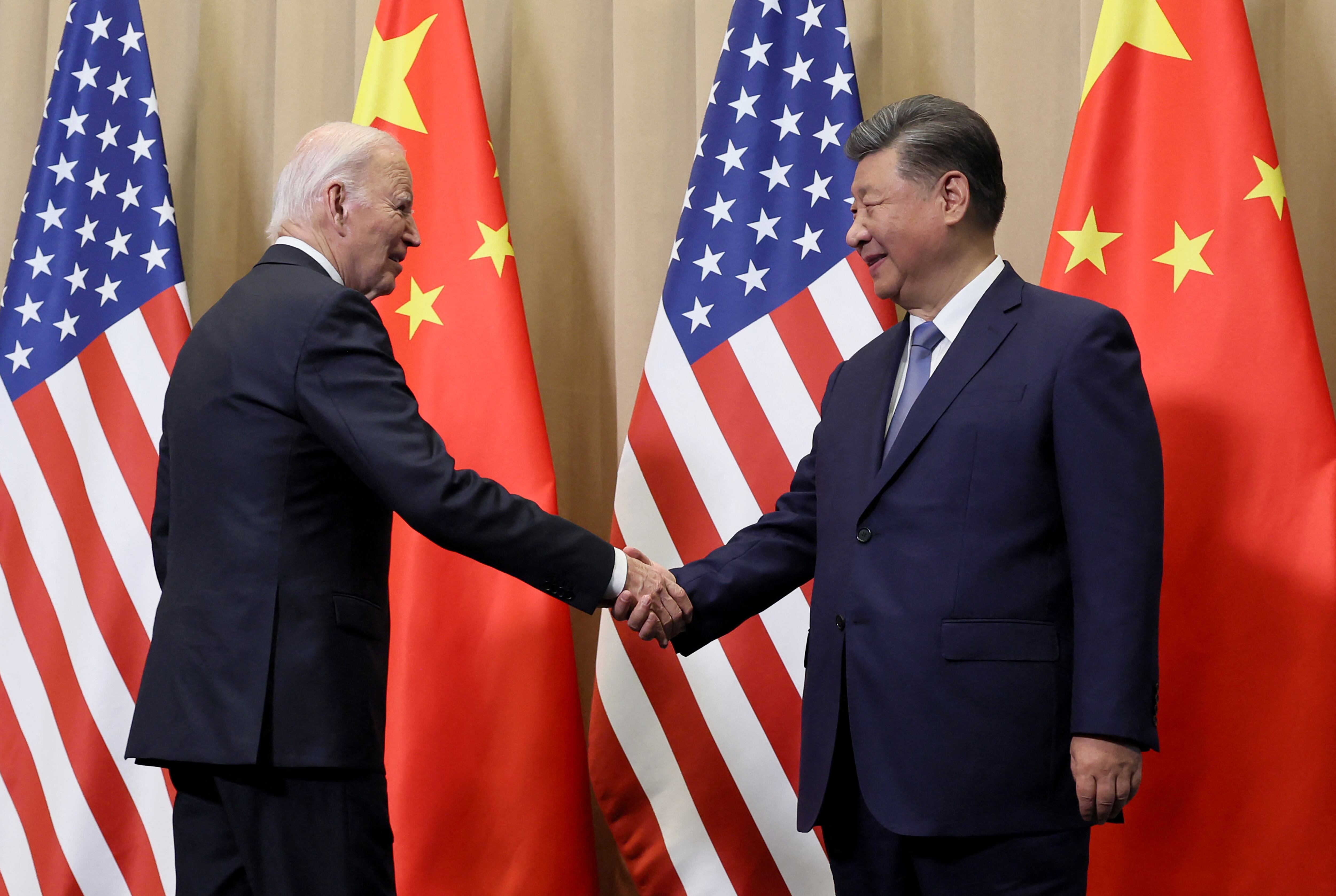 El presidente estadounidense Joe Biden (izquierda) le da la mano al presidente chino Xi Jinping al margen de la cumbre del Foro de Cooperación Económica Asia-Pacífico (APEC) en Lima, Perú, el 16 de noviembre de 2024. Foto: Leah Millis / AFP