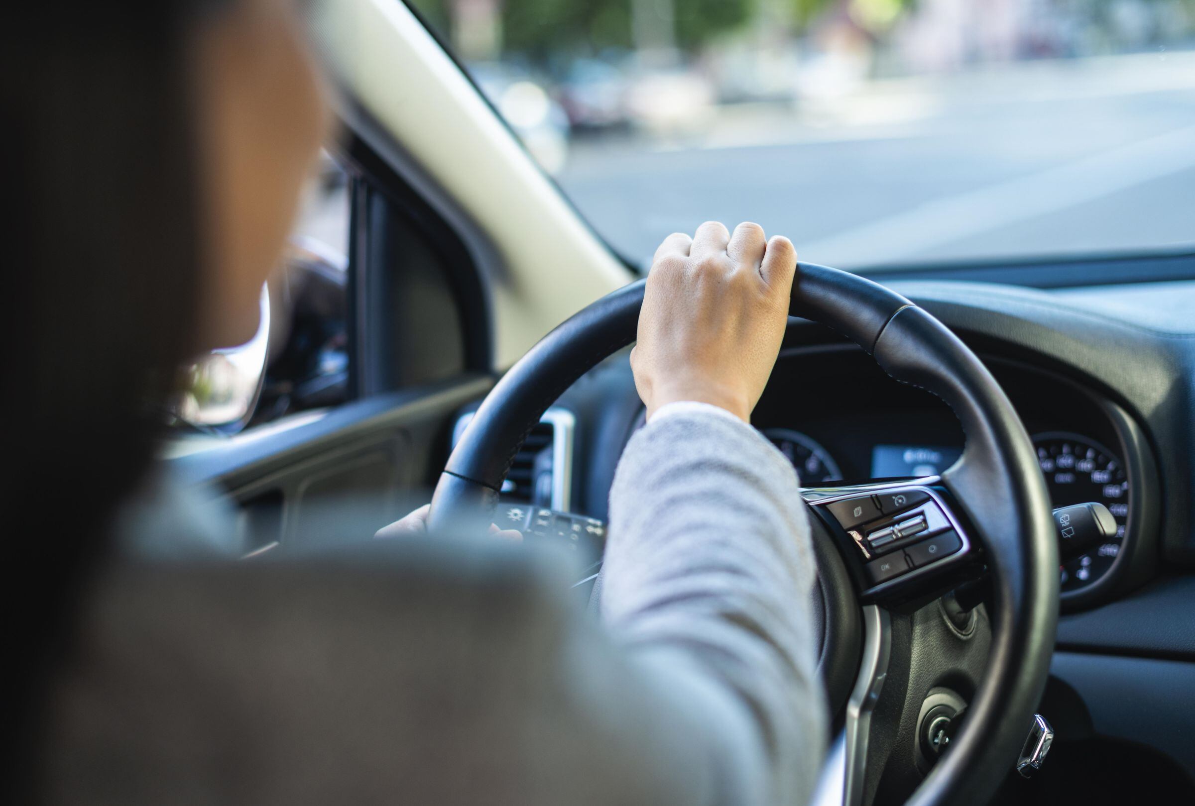 La ley “Super Speeder” de Florida convierte el exceso de velocidad extrema en delito con pena de cárcel (Foto: Diseñado por Freepik)