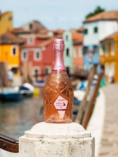 El Prosecco desarrolla sus burbujas mediante una segunda fermentación en grandes depósitos presurizados, conocidos como autoclaves.