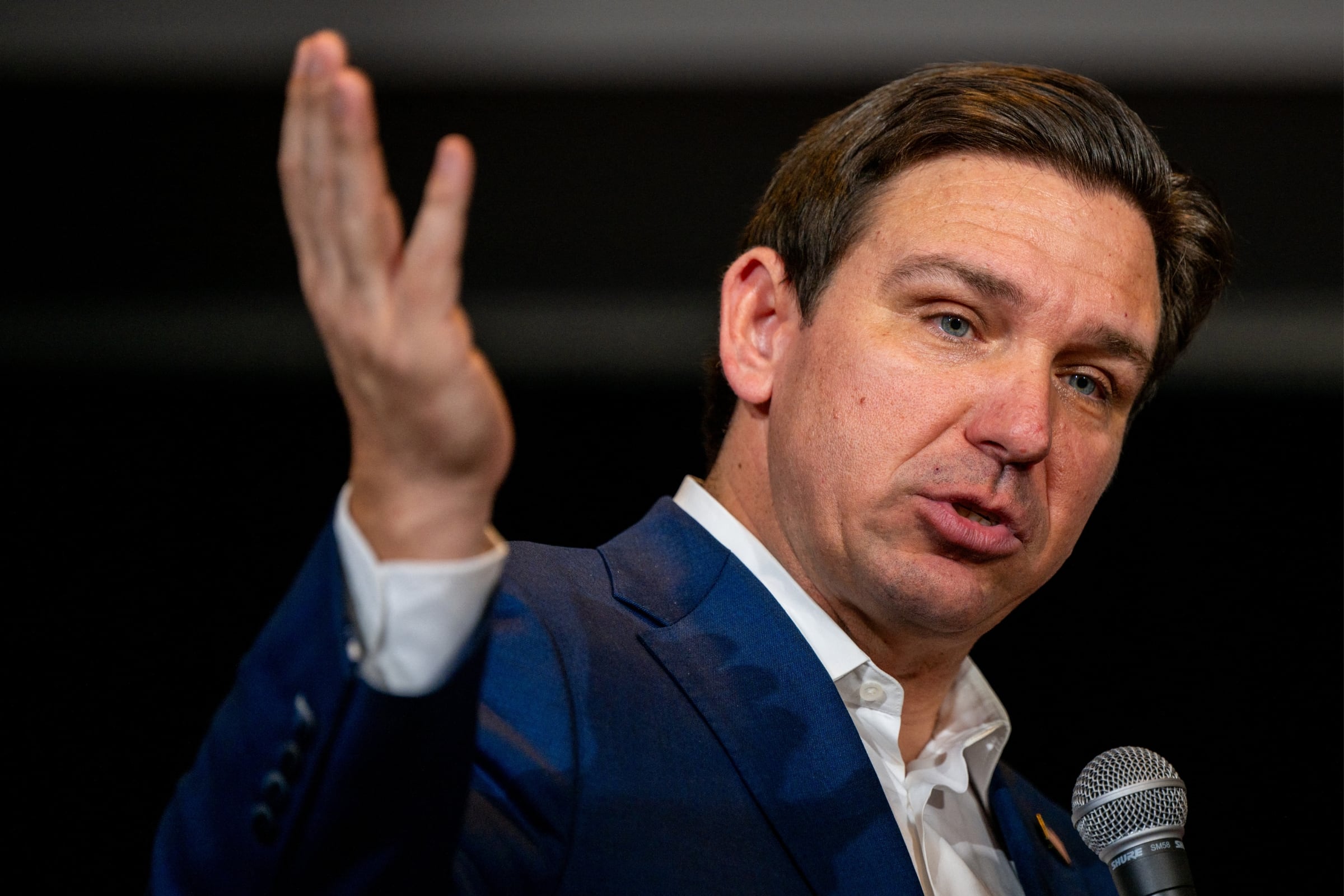 El gobernador de California, Ron DeSantis, dio el visto bueno a esta iniciativa que ayudará a cientos de estudiantes a conseguir su diploma de la secundaria (Foto: AFP)