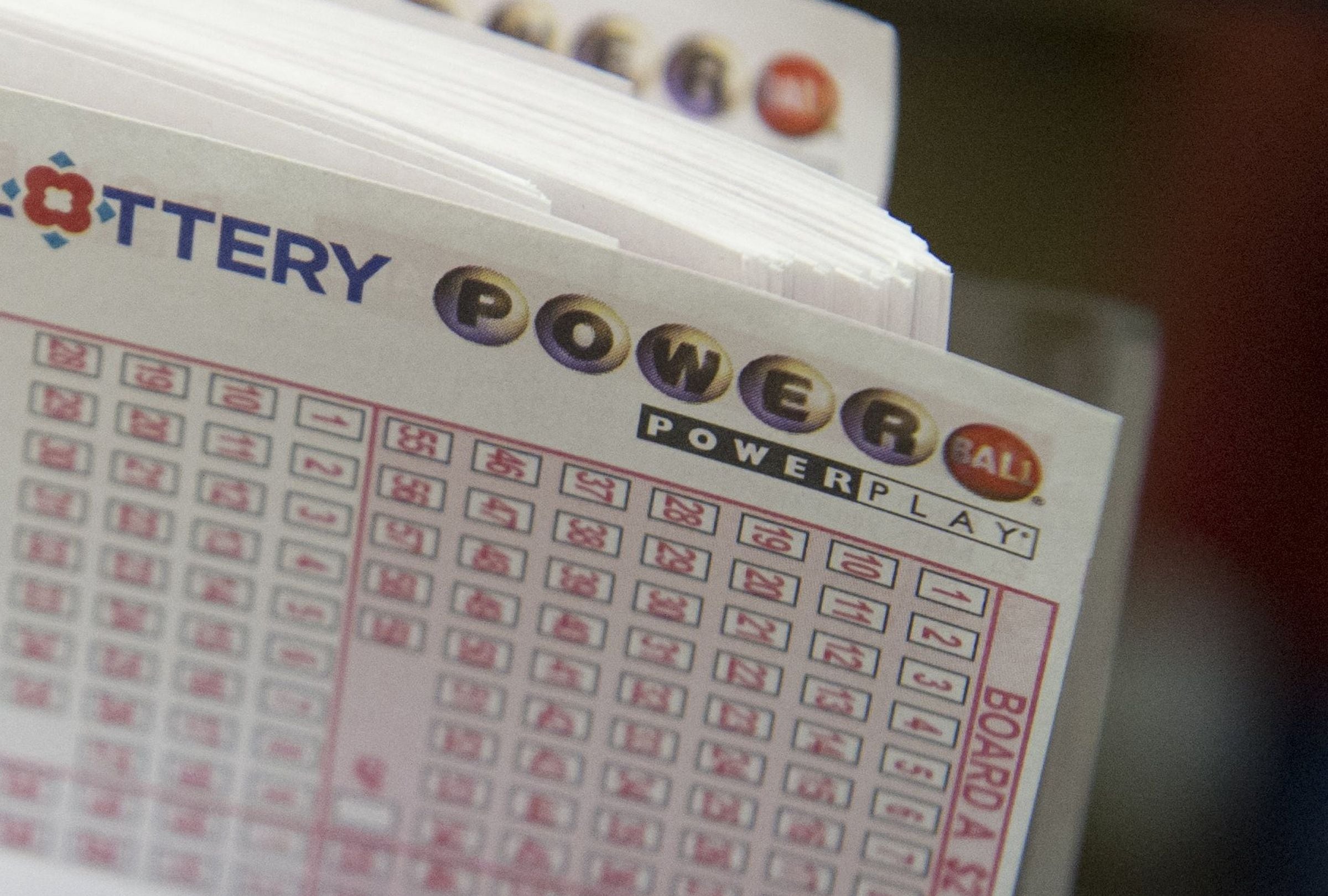 En esta nota conocerás los resultados del sorteo del Powerball del miércoles 18 de febrero y descubrir si alguien se quedó con el premio mayor. (Foto: SAUL LOEB / AFP)