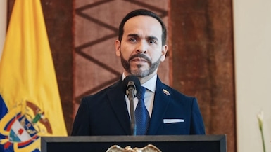 Fotografía muestra al mandatario Abelardo de la Espriella hablando durante una rueda de prensa, en Barranquilla (Colombia). Foto: EFE/ Presidencia de Colombia