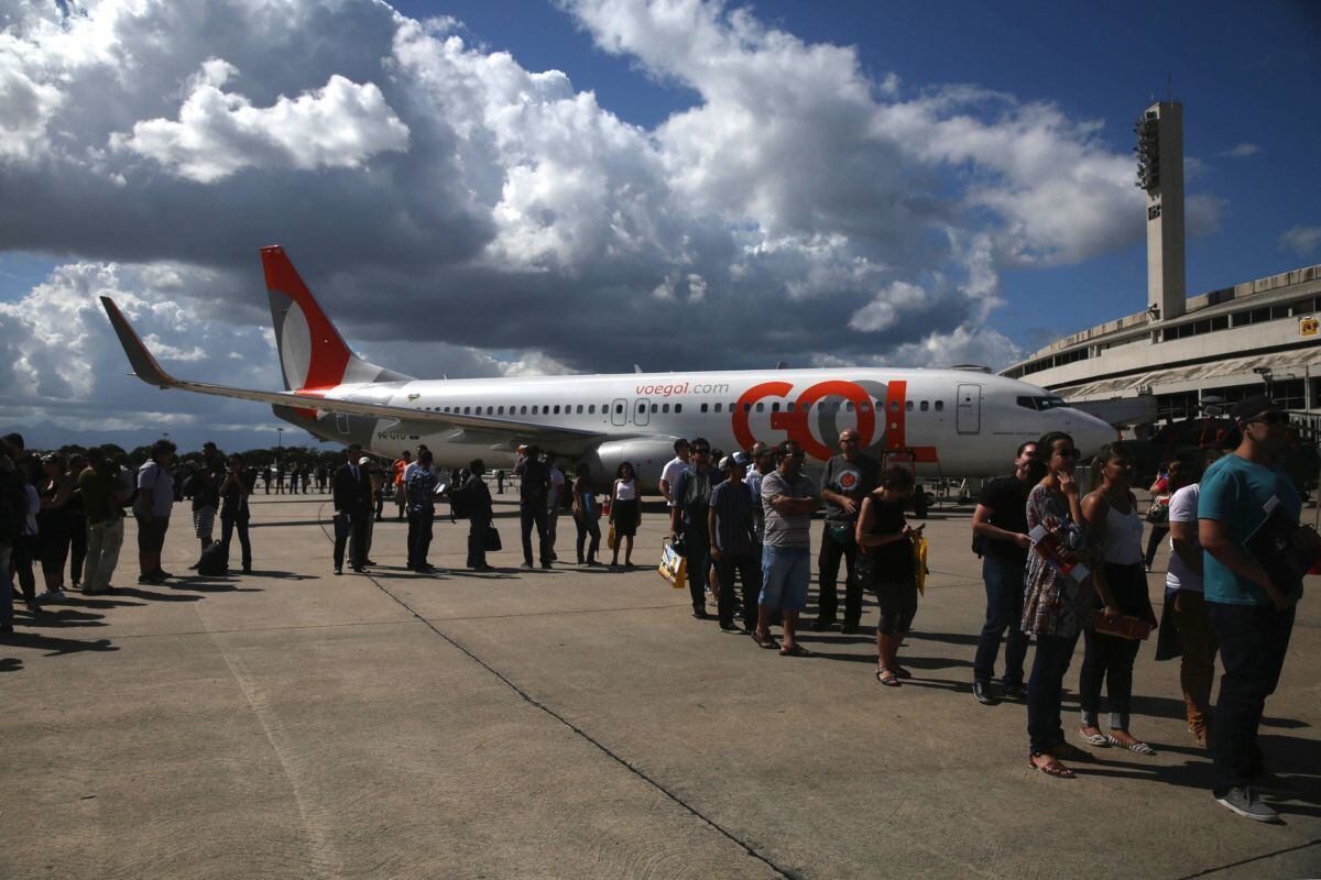 Un grupo de personas hacen fila frente a un avión Boeing Co. operado por GOL Airlines SA durante el Salón Aeronáutico Internacional de Brasil (IBAS) en el Aeropuerto Internacional Río Galeao en Río de Janeiro, Brasil, el sábado 1 de abril de 2017.