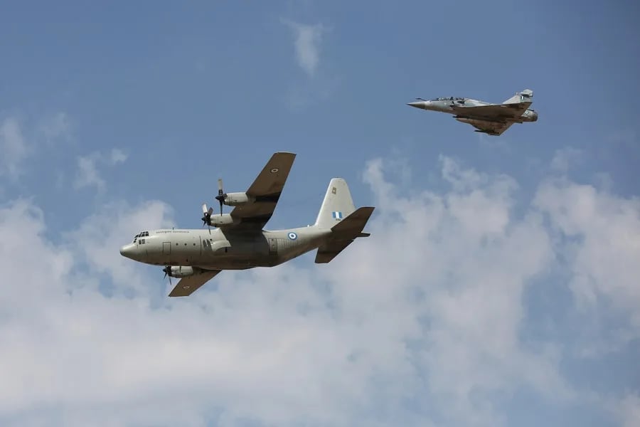Fotografía de archivo de un avión de transporte militar C-130 Mirage 2000 . EFE/ Alexandros Vlachos