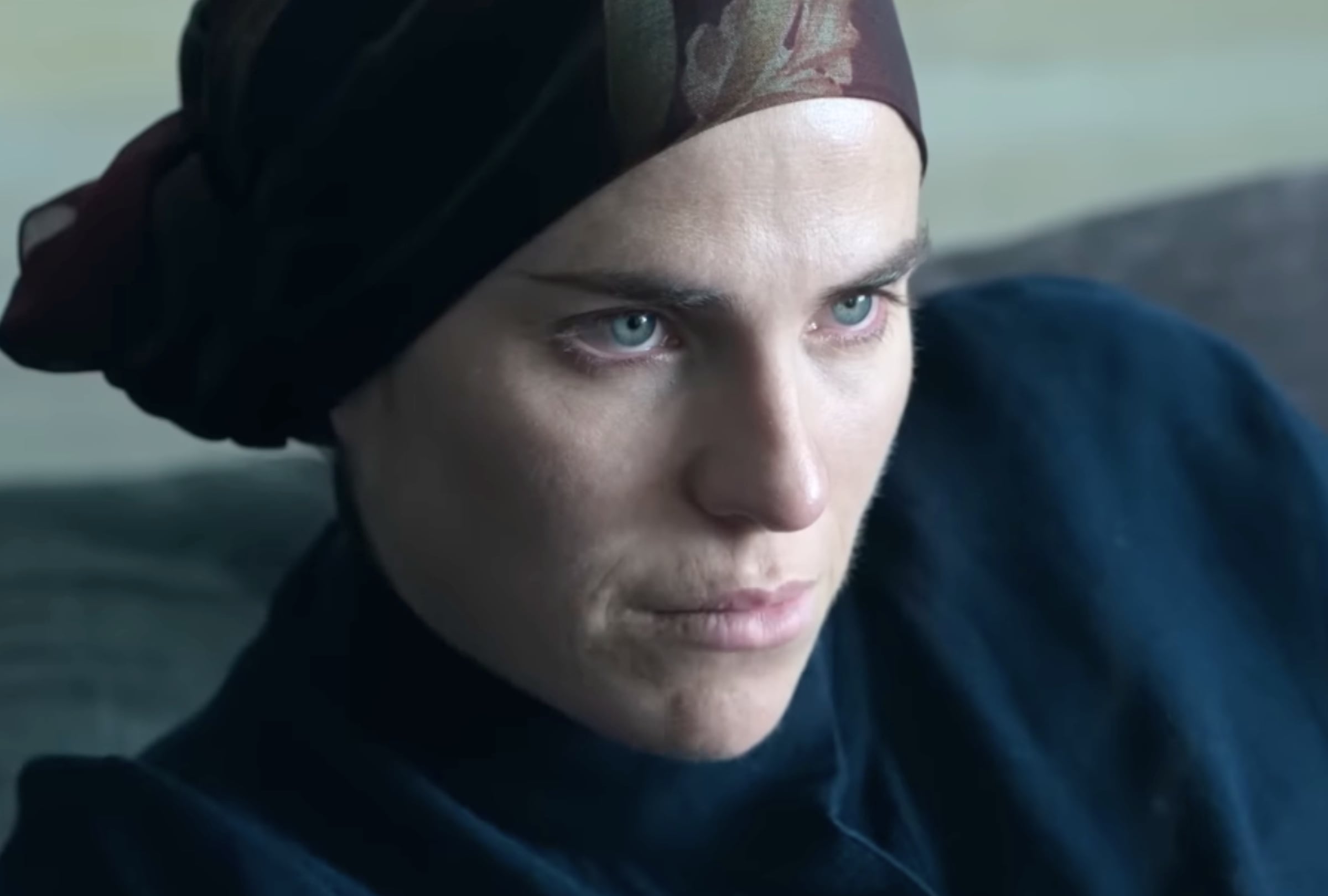 Karla Souza como Sara Alcalá en una escena de la serie mexicana "Futuro desierto" (Foto: Netflix)