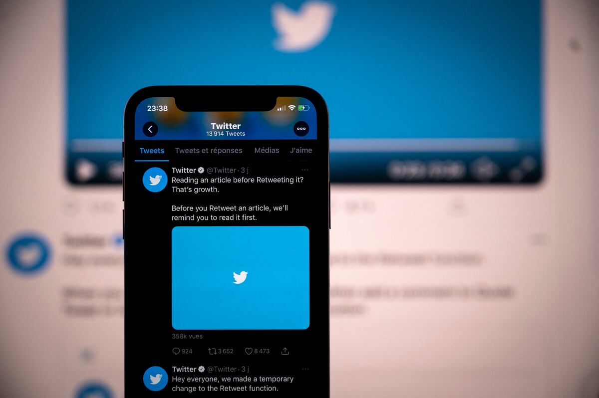 Un mercado publicitario debilitado ha hecho que las empresas de redes sociales diversifiquen sus ingresos; cerca del 90% de los de Twitter proviene de publicidad. (Photo by Lionel BONAVENTURE / AFP)