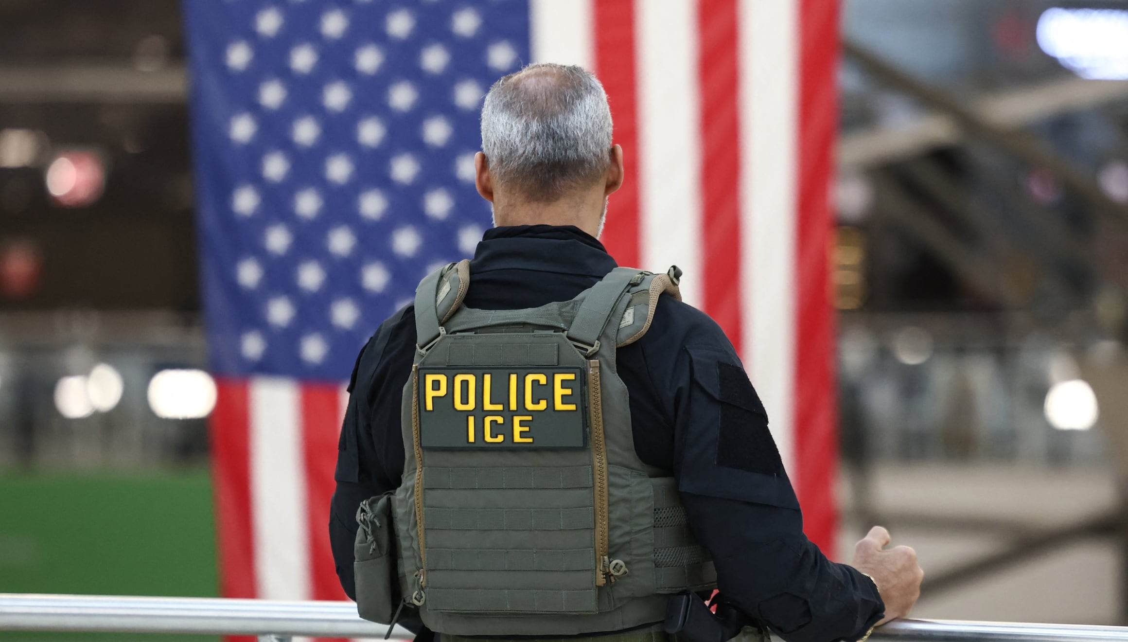 Un agente de ICE el 23 de marzo de 2026 en el aeropuerto internacional John F. Kennedy de Nueva York (Foto: AFP)