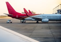 Esta aerolínea rebaja sus vuelos a Asia y Australia un 50% mientras el resto del sector sube precios