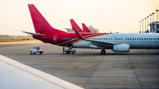 Esta aerolínea rebaja sus vuelos a Asia y Australia un 50% mientras el resto del sector sube precios