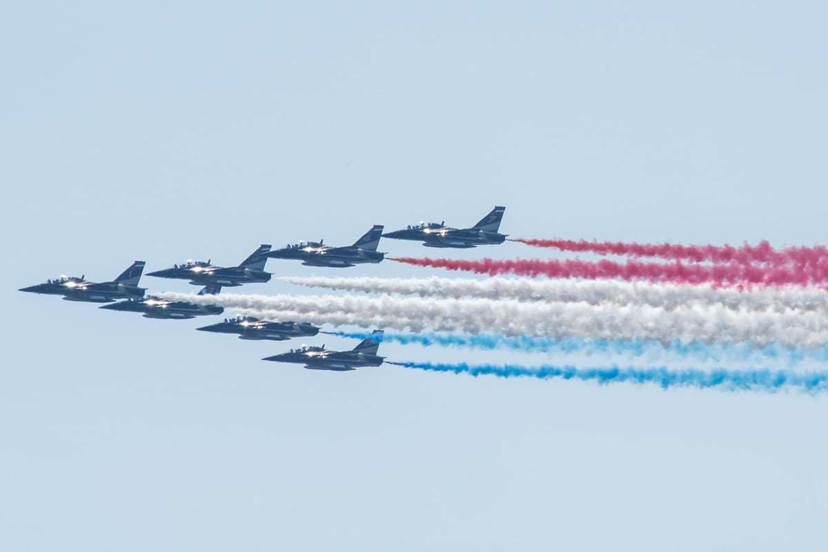 Aviones militares sobrevuelan la ciudad de Nueva York durante el Desfile de Velas, que conmemora el 250 aniversario de la Independencia, en Nueva York, Nueva York, Estados Unidos, el 4 de julio de 2026. Foto: EFE.