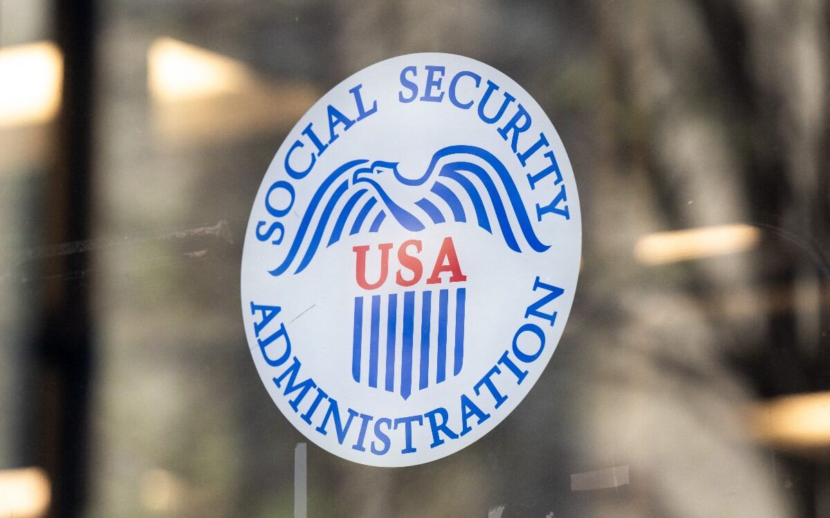 El fondo fiduciario que ayuda a financiar los beneficios de jubilación del Seguro Social de EE. UU. podría quedarse sin reservas durante los últimos tres meses de 2032, según un informe. (Foto: Imagen creada por El Comercio MAG usando Gemini)