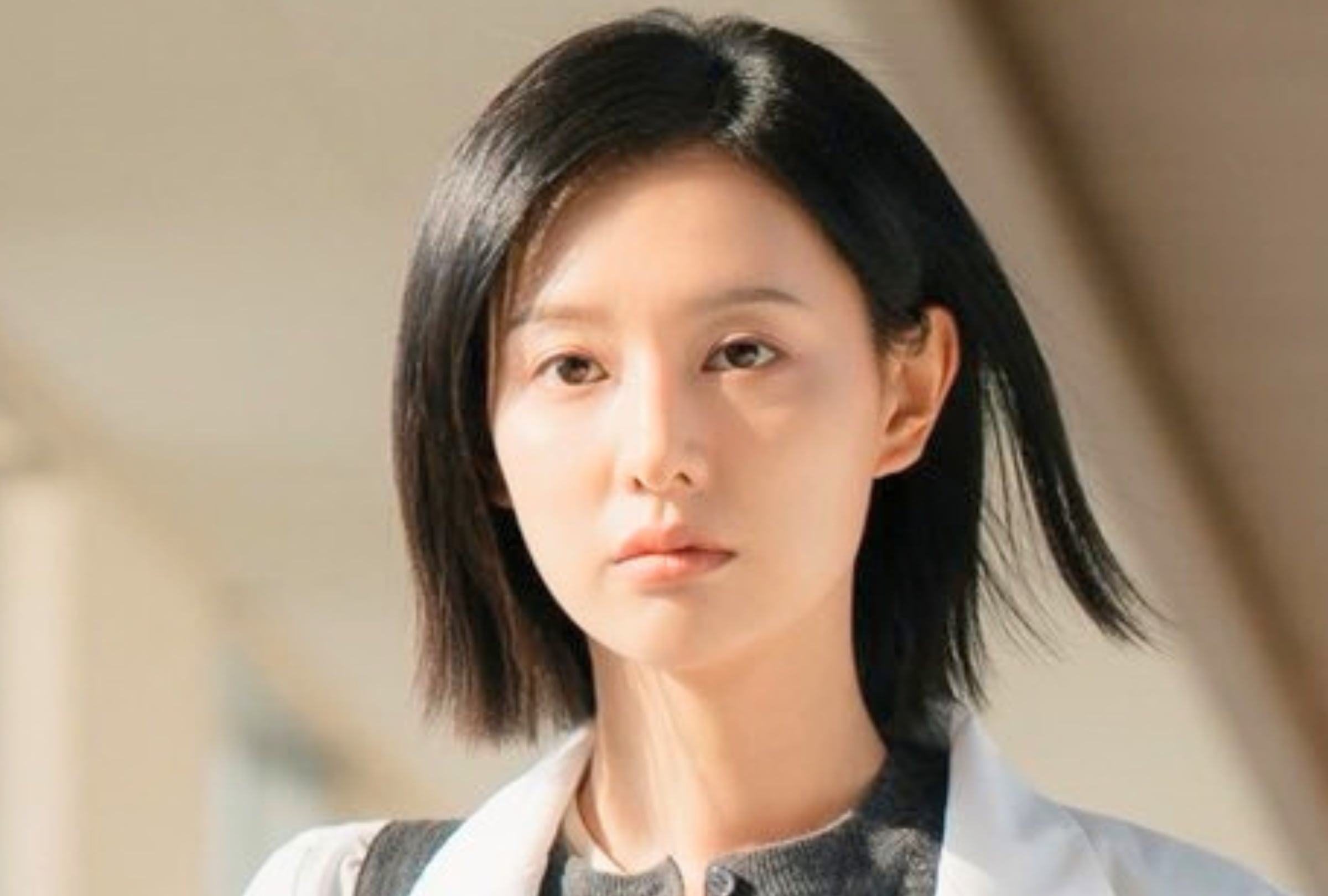 La actriz surcoreana Kim Ji-won como Gye Soo-jung en una escena de la serie médica de suspenso "Doctora X" (Foto: Studio Dragon / Studio S / Haijieum Studio / SBS TV / Netflix)