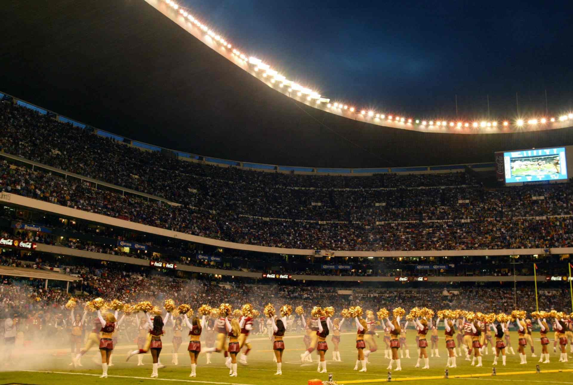 Porristas de los San Francisco 49ers se presentan antes del inicio del partido contra los Arizona Cardinals en el Estadio Azteca el 2 de octubre de 2005 en la Ciudad de México. AFP PHOTO/Alfredo ESTRELLA (Foto por ALFREDO ESTRELLA / AFP)