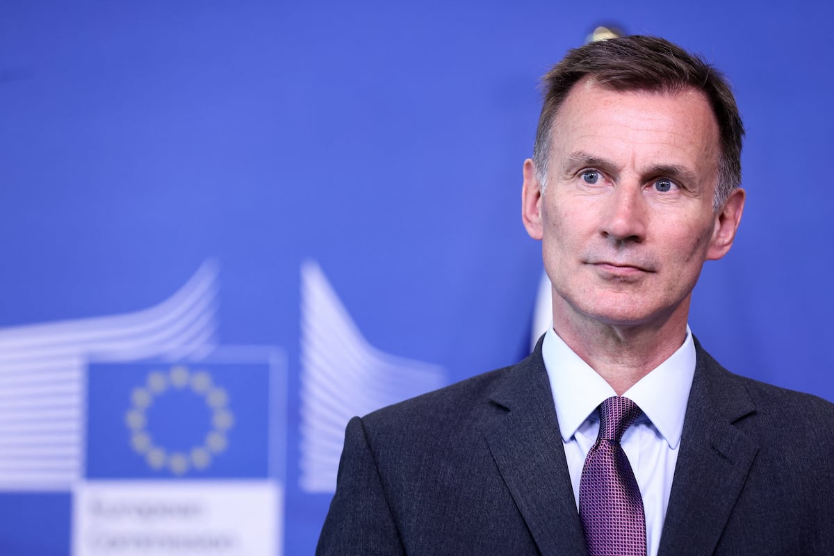 El ministro británico de Economía, Jeremy Hunt, rebaja expectativa de recorte fiscal en el presupuesto. (Photo by Kenzo TRIBOUILLARD / AFP)