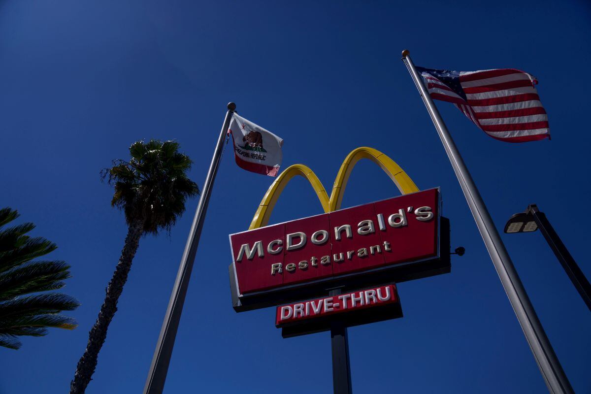 Un restaurante McDonald's en Sherman Oaks, California, EE.UU., el lunes 1 de abril de 2024.