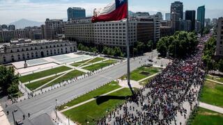 Cambiar la Constitución heredada de Pinochet surge como opción para desactivar crisis en Chile