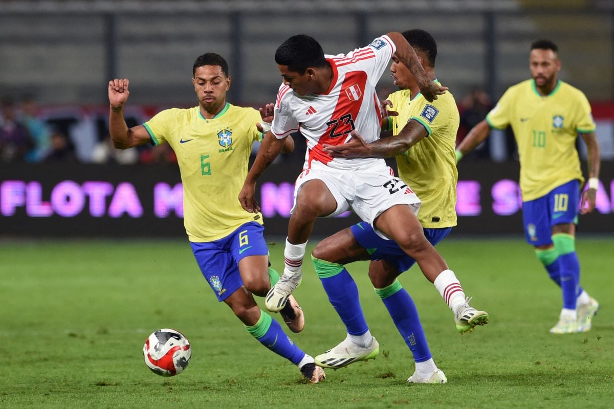 Perú y Brasil chocan por la fecha 10 de las Eliminatorias al Mundial 2026 en el Estadio Nacional Mané Garrincha de Brasilia.