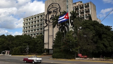 Fotografía de archivo de una bandera de Cuba en la Plaza de la Revolución, en La Habana (Cuba). Foto: EFE/Alejandro Ernesto