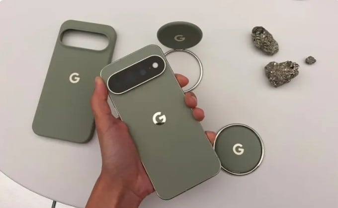 Teléfonos Pixel 11 de Google y un cargador inalámbrico PixelSnap durante una presentación previa de sus nuevos productos este martes, en Nueva York (EE.UU.).EFE/Sarah Yáñez-Richards