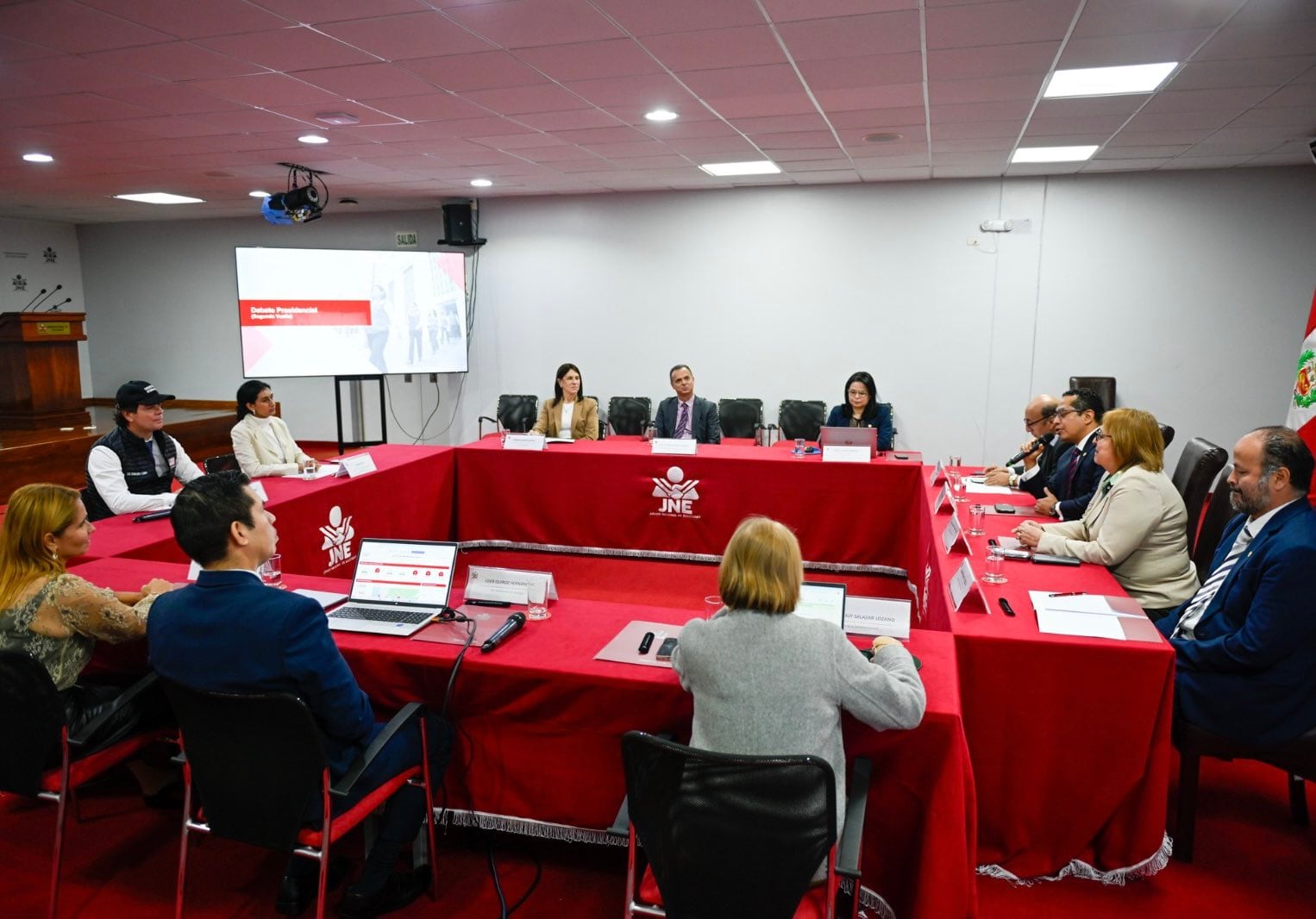 El funcionario designado por Donald Trump entabló mesa de diálogo con Roberto Burneo y otros funcionarios del Jurado Nacional de Elecciones. Foto: difusión / Bernie Navarro