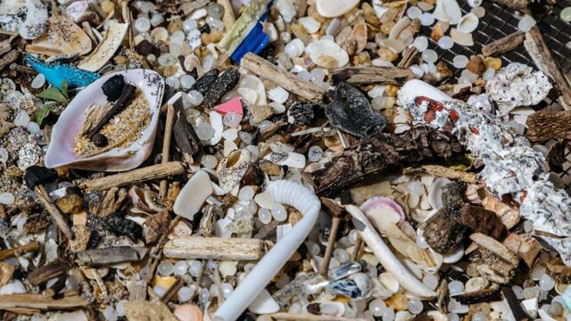 Dos millones de toneladas de plástico obstruyen los océanos