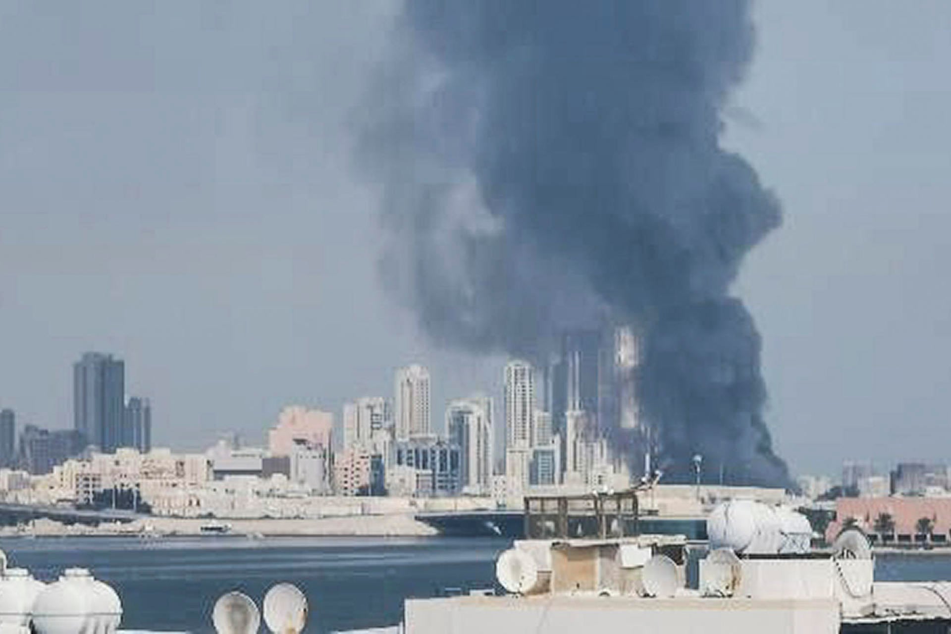 BARÉIN, 28/02/2026.- Vista de una columna de humo en Baréin. La Guardia Revolucionaria iraní confirmó este sábado que ha lanzado ataques contra bases estadounidenses situadas en Baréin, Catar y Emiratos Árabes como represalia por los bombardeos de Estados Unidos e Israel. Los misiles y drones de la Guardia Revolucionaria atacaron severamente el cuartel general de la Quinta Flota de la Armada estadounidense en Baréin. EFE