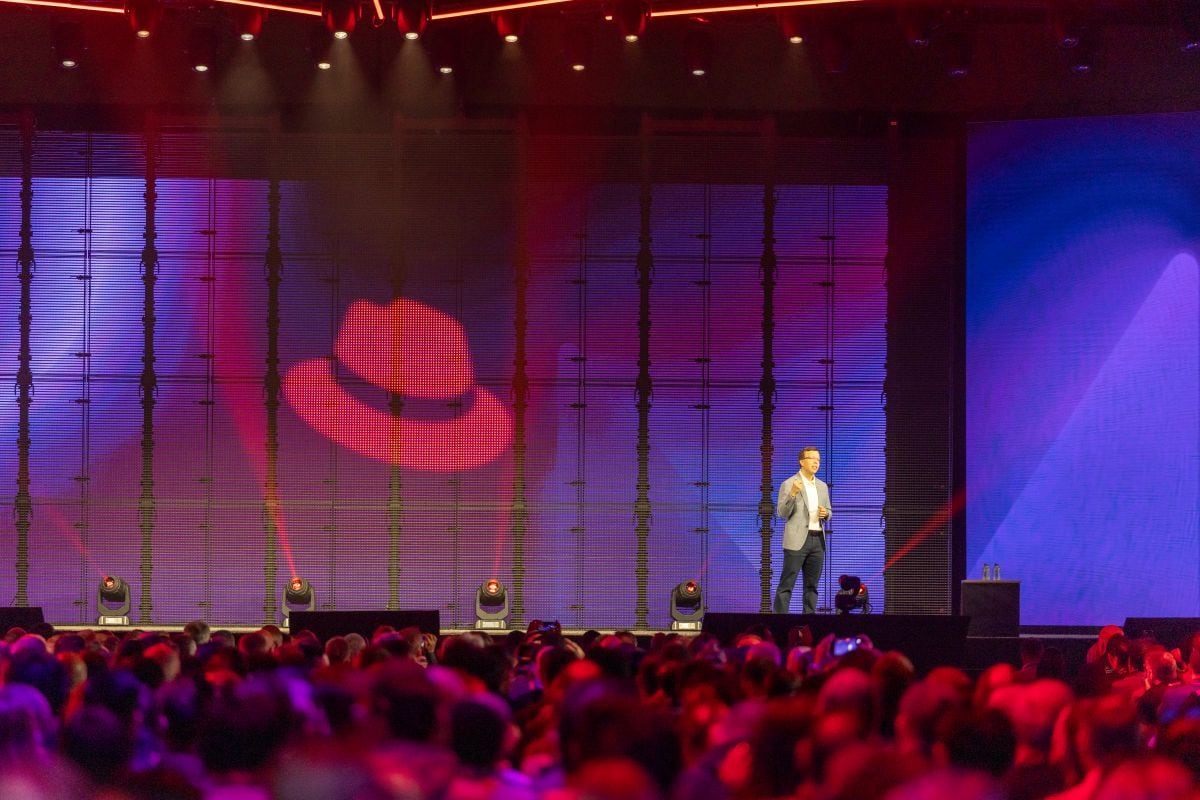Matt Hicks, presidente y CEO de Red Hat, durante su presentación en el Summit Red Hat Summit 2026. Foto: Red Hat.
