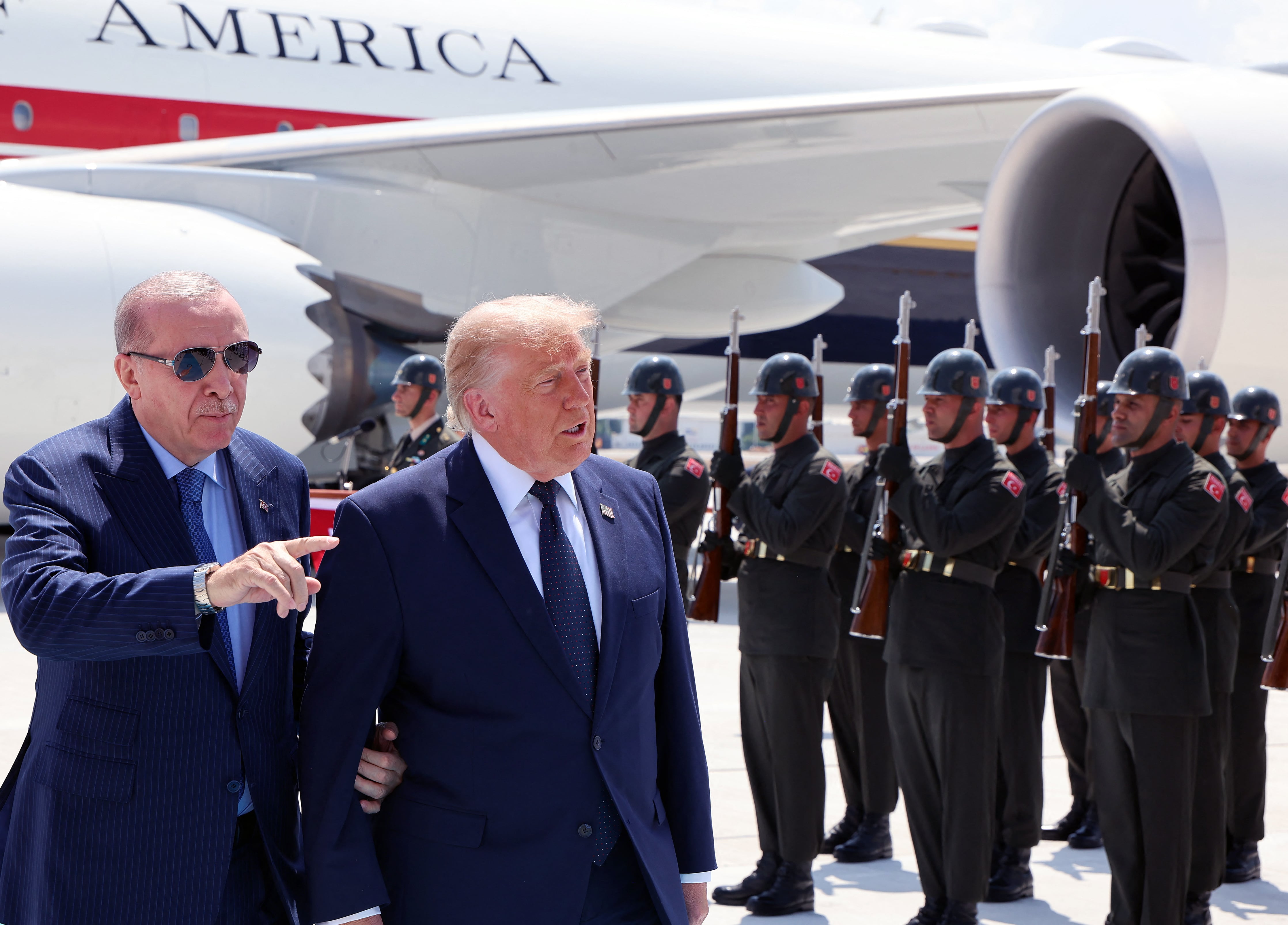 El presidente de Turquía, Recep Tayyip Erdogan, da la bienvenida al presidente estadounidense Donald Trump, a su llegada a la base aérea de Etimesgut, para la cumbre de la OTAN en Ankara. (AFP).