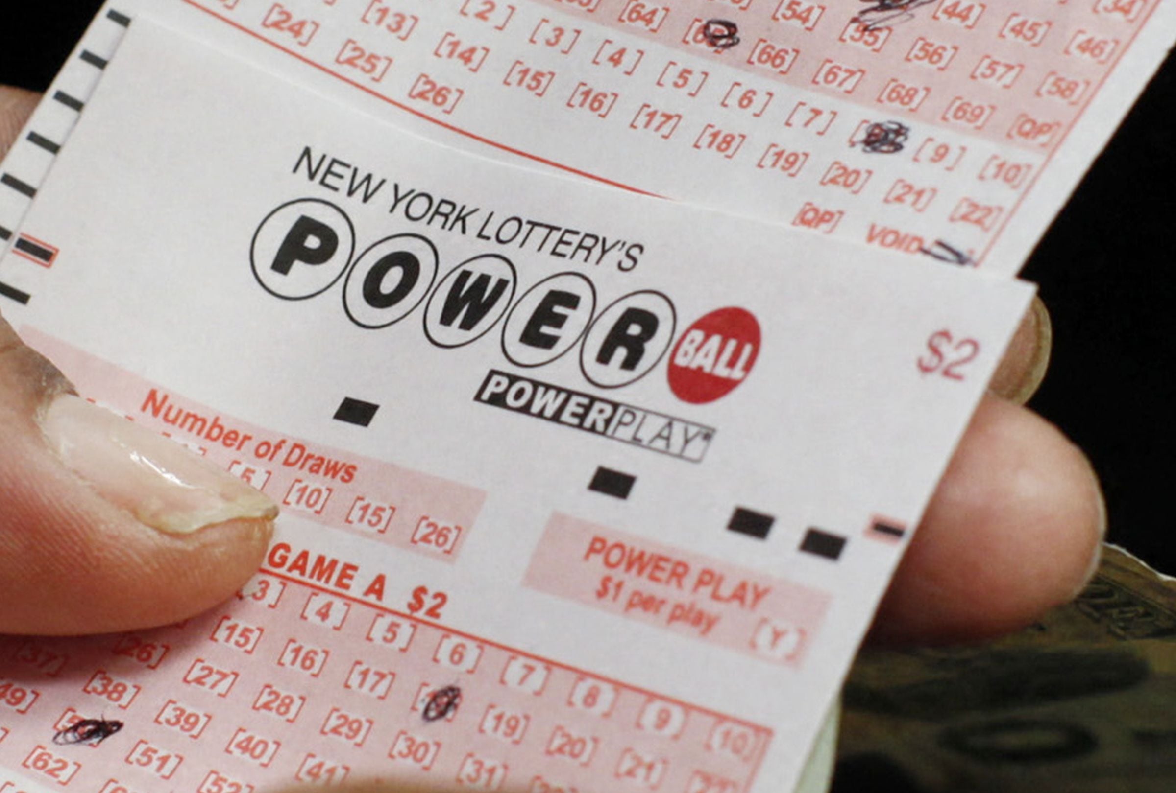 En esta nota conocerás los resultados del sorteo del Powerball del sábado 18 de abril y descubrir si alguien se quedó con el premio mayor. (Foto: KENA BETANCUR / AFP)