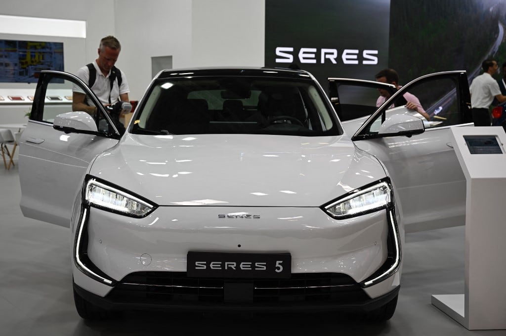 Un automóvil Seres 5 se exhibe en el Salón Internacional del Automóvil (IAA) de Múnich, en el sur de Alemania, el 4 de septiembre de 2023. (Foto de Tobias SCHWARZ / AFP)