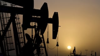 Precios del petróleo cierran con leve alza pero caída de demanda preocupa al mercado