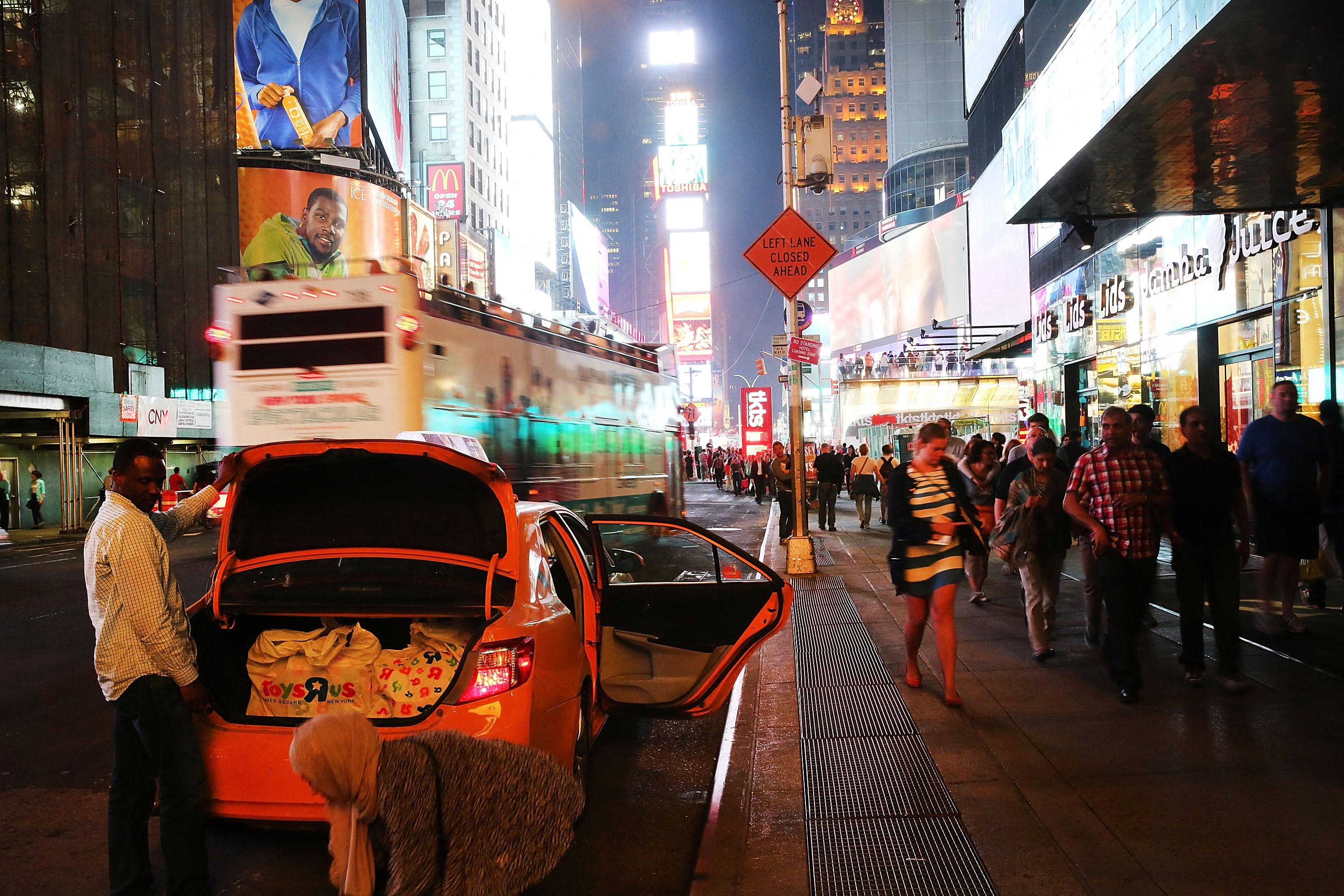 Nueva York es una ciudad con muchos anuncios con luces que jalan la atención de los peatones (Foto: AFP)