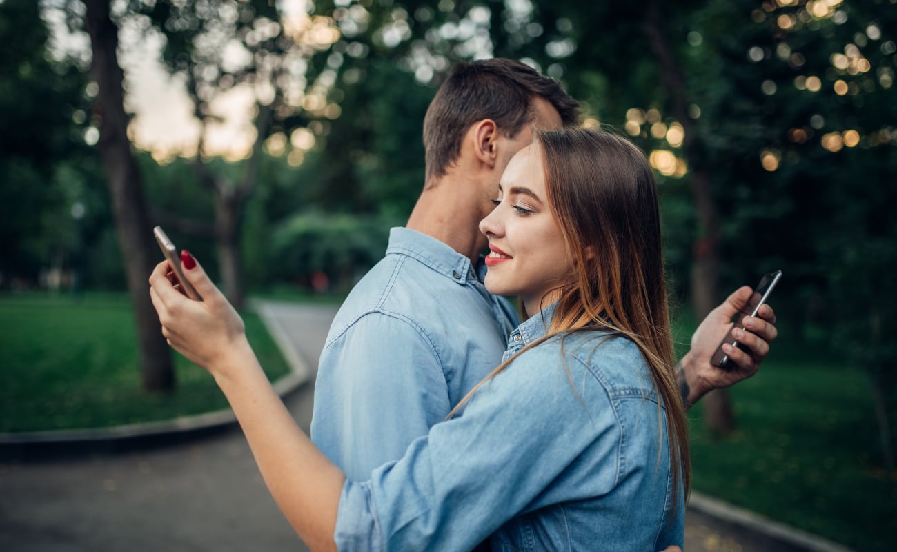 "El celular nos mantiene conectados, pero su uso excesivo puede generar dependencia y ansiedad. La constante revisión de notificaciones activa el sistema de recompensas del cerebro, reforzando la necesidad de estar siempre en línea.