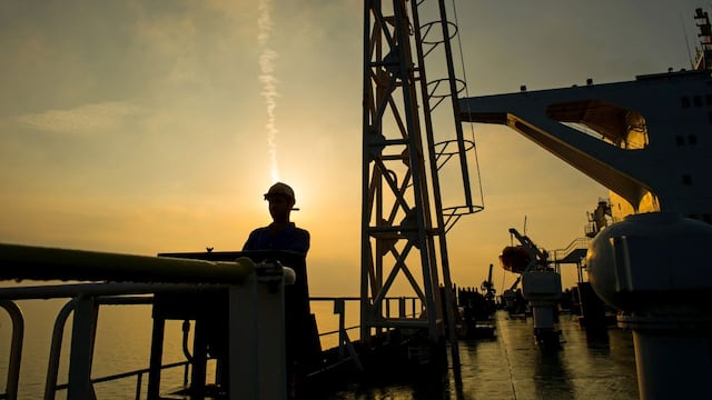 Petróleo alcanza mínimo mensual bajo US$ 81/barril en medio de menor tensión geopolítica