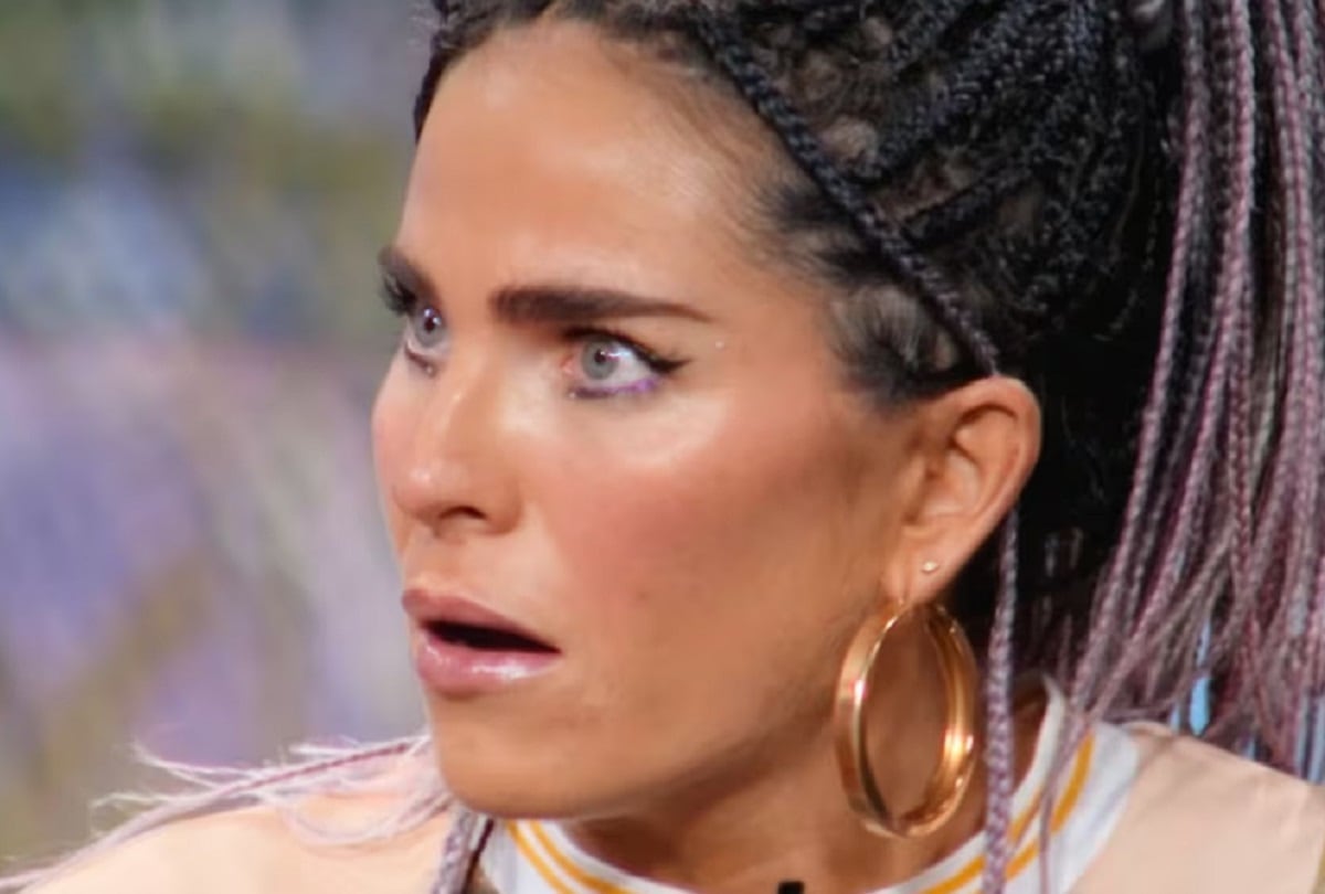 Karla Souza asumió el rol de Melena, la reina del pop latino que cambiado mucho para no perder relevancia, en la película mexicana "Technoboys" (Foto: Netflix)