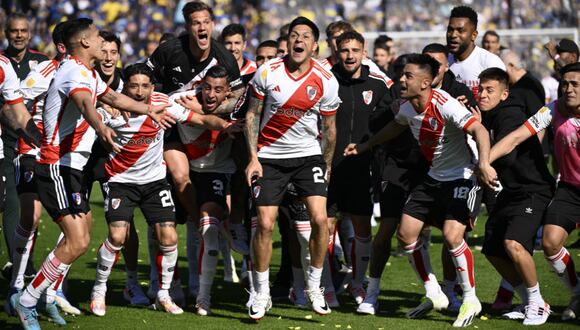 Jugadores de River Plate celebran su victoria sobre Boca Juniors durante el partido del Superclásico del Torneo 2023 de la Liga de Fútbol Profesional de Argentina disputado en el estadio La Bombonera de Buenos Aires el 1 de octubre de 2023. | Crédito: Luis Robayo / AFP