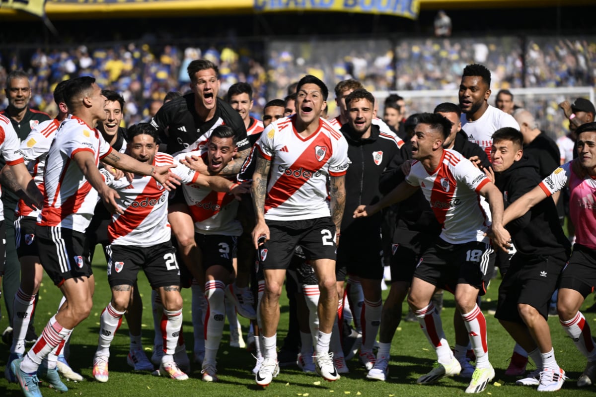 Jugadores de River Plate celebran su victoria sobre Boca Juniors durante el partido del Superclásico del Torneo 2023 de la Liga de Fútbol Profesional de Argentina disputado en el estadio La Bombonera de Buenos Aires el 1 de octubre de 2023. | Crédito: Luis Robayo / AFP