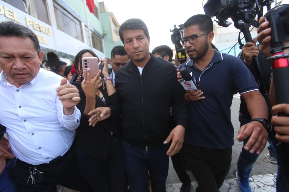 Julián Pérez Mallqui salió en libertad de la comsiaría de San Miguel. (Fotos: Violeta Ayasta / @photo.gec)