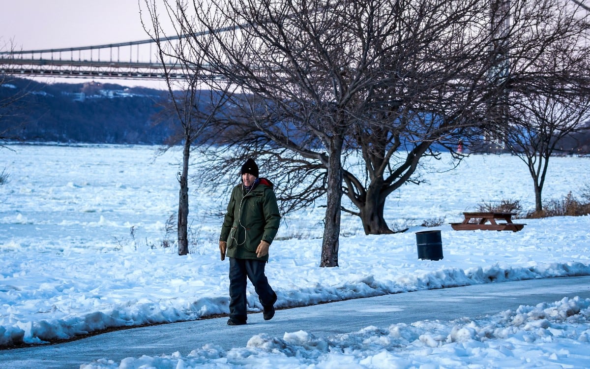 Temperaturas bajo cero, vientos y alertas por frío extremo afectan a más de 43 millones de personas en el noreste de Estados Unidos. (Foto: Kena Betancur / AFP)