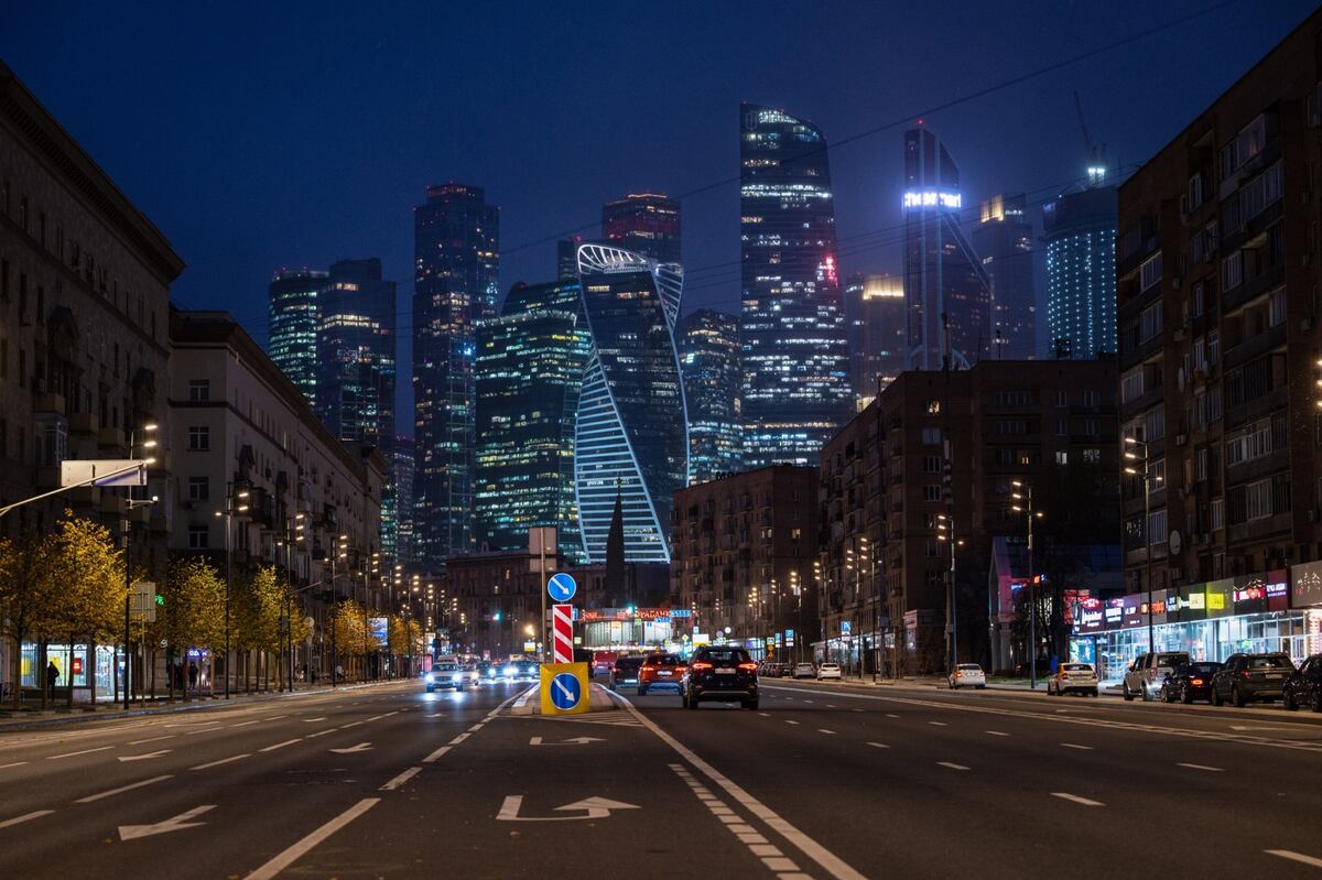 Rascacielos iluminados por la noche en el Centro Internacional de Negocios de Moscú (MIBC), también conocido como Ciudad de Moscú, distrito de Moscú, Rusia, el jueves 21 de octubre de 2021. Fotógrafo: Elena Chernyshova/Bloomberg