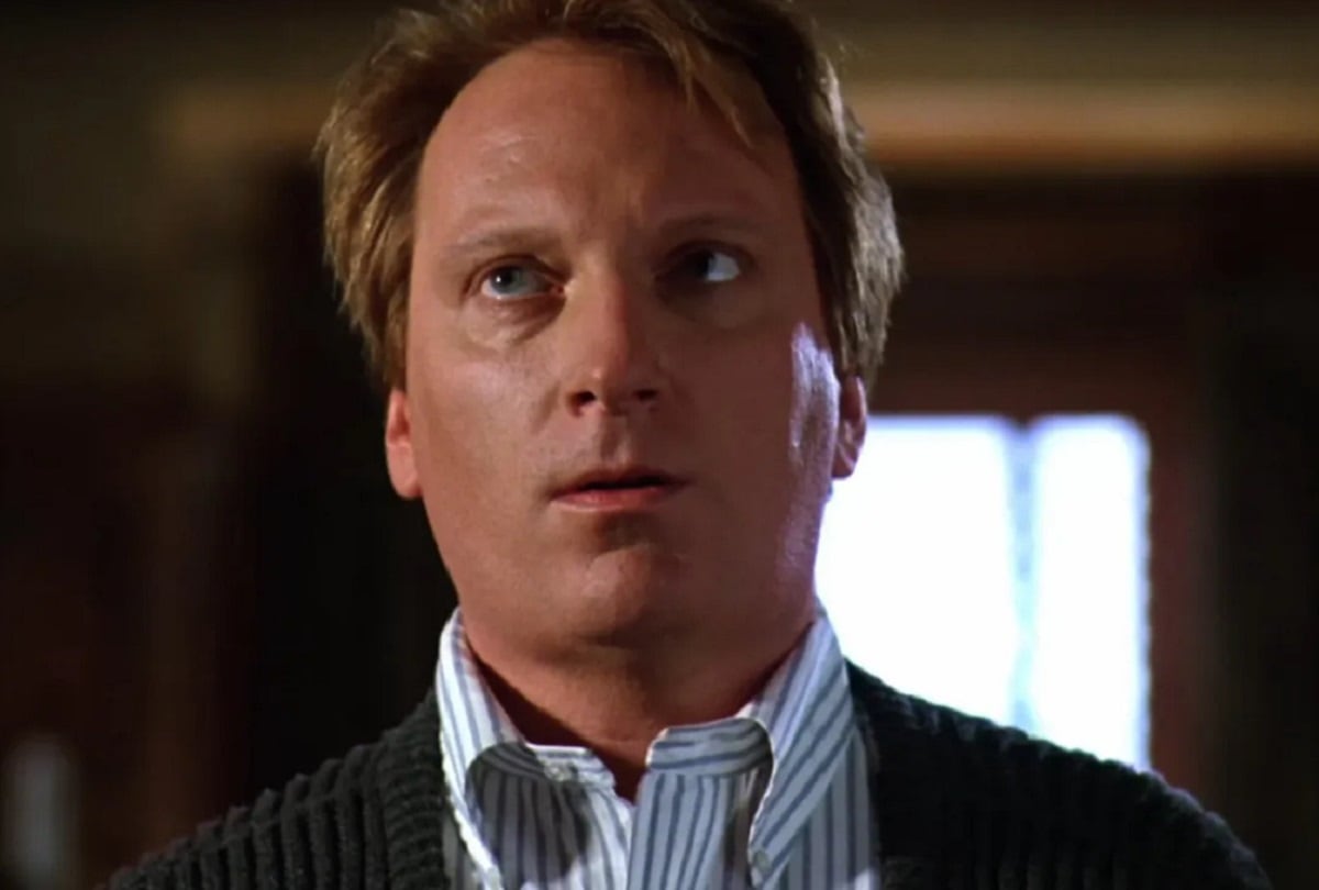 Jeffrey Jones interpretó Charles Deetz, el padre de Lydia (Winona Ryder) en "Beetlejuice", película de Tim Burton de 1988 (Foto: Warner Bros. Pictures)