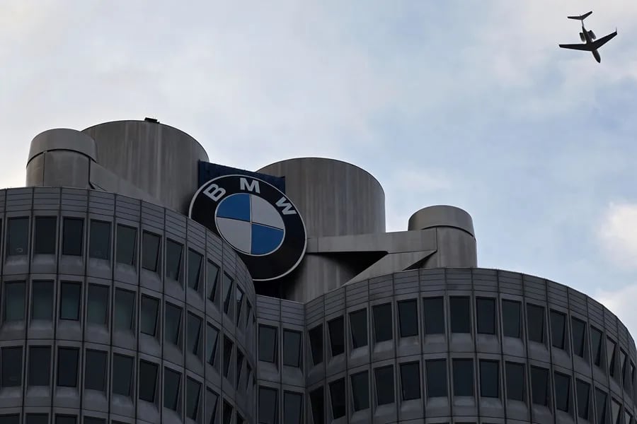 Logotipo de Bayerische Motoren Werke AG (BMW) en la sede central de BMW en Múnich. EFE/EPA/Anna Szilagyi