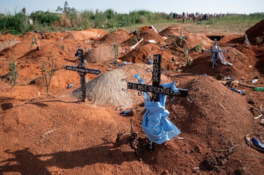 Vista general del cementerio de Nyamurongo, ubicado en el barrio de Ndibakodu, uno de los lugares de entierro que ha recibido a un gran número de personas fallecidas por la enfermedad del virus del Ébola desde el inicio del brote, en Bunia, provincia de Ituri, República Democrática del Congo, el 13 de junio de 2026. (Foto de Jospin Mwisha / AFP)